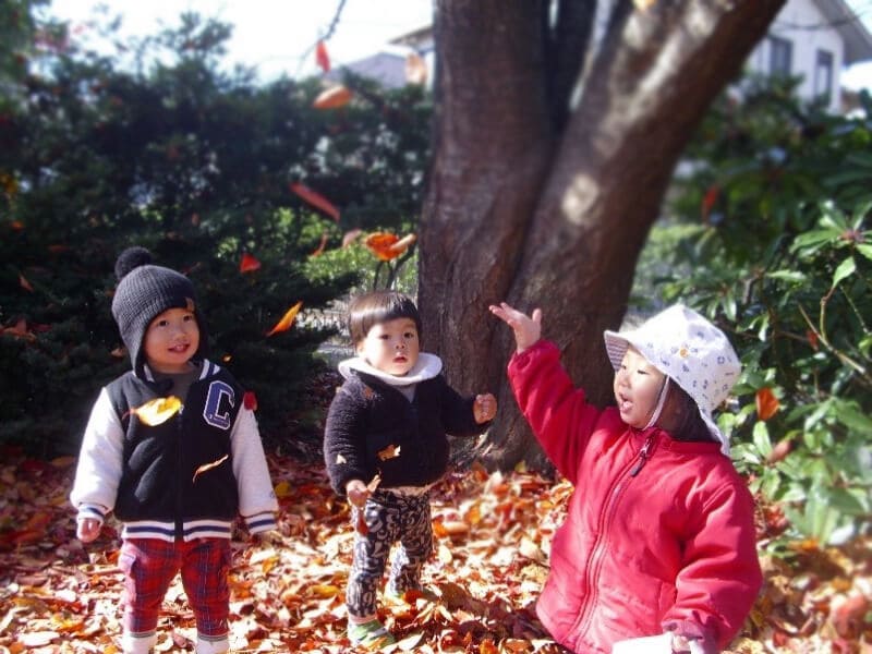 落ち葉遊び